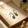 Brincos Vintage Estilo Francês de Luxo Leve Pequena Gota de Aço Titânio para Mulheres, Delicados e Doces com um Toque de Luxo, Design de Gancho Curvo, Ganchos de Orelha Estilo Minimalista