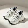 Zapatos de papá para niños y niñas 2026 nueva moda primavera y otoño zapatillas deportivas infantiles de malla versátiles zapatos casuales
