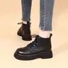 Botas estilo Martin de couro macio da moda, com sola grossa para mulheres, nova coleção outono/inverno 2026, sola macia, estilo britânico, cano baixo e forradas com fleece