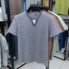 Camisa Polo Moda Tendência para Homens 2026 Verão Novo Estilo Camiseta Casual de Manga Curta com Gola Redonda e Listras para Homens