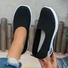 Zapatos de mujer transfronterizos talla grande zapatos casuales, zapatos transpirables de punto volador, zapatos de malla ligeros y cómodos para mujer, zapatos de verano populares de un solo color