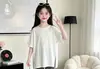 Conjunto de niña estilo coreano 2026 verano nuevo simple dividido manga corta elegante pantalones cigarette a rayas conjunto de dos piezas