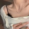 Collar de flores de lujo ligero estilo japonés y coreano para mujer diseño nicho ins temperamento dulce y simple estilo frío cadena de clavícula de acero de titanio