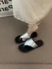 Sandalias de dedo estilo vintage de suela plana para mujer, de moda para usar al aire libre, sandalias de playa para vacaciones de verano 2025