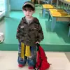 Conjunto Outono Infantil: Jaqueta com Capuz Camuflada Estilo Retrô Americano, Moletom Solto e Jeans Rasgado Conjunto de Três Peças para Meninos