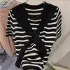 Chal de punto a rayas de color contrastante Camiseta de manga corta para mujer 2026 Primavera/Verano Nuevo Top juvenil elegante de imitación de dos piezas