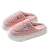 Pantuflas de algodón con sensación de pisar caca para mujer, nuevo estilo popular 2026 para otoño e invierno, pantuflas cálidas de felpa con suela gruesa para casa, para pareja, para hombre