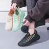 Zapatos de mujer de comercio exterior 2025 primavera y otoño zapatillas de deporte para mujer transpirables tejido fly casuales zapatos de malla ligera para correr venta al por mayor