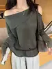 Suéter de tricô casual novo estilo outono de 2026, ombro a ombro, com detalhes vazados, para mulheres, design solto e de luxo leve, blusa de manga longa