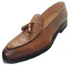 Zapatos Nuevos de Hombre Four Seasons Moda Juvenil Ropa Exterior Borla Grabado Estilo Británico Retro Zapatos sin Cordones Puntiagudos para Hombre