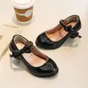 Zapatos de Tacón Alto para Niñas Zapatos de Princesa 2026 Nuevo Estilo Primavera/Otoño Niños Medianos y Grandes Zapatos Rojos para Actuación Estudiantil Danza Zapatos Pequeños de Cuero