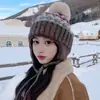 Chapéu Lei Feng para Mulheres, Estilo Coreano de Inverno, Doce e Fofo, Com Forro de Lã e Tricô Espesso, Gorro Headwrap para Proteção Auricular em Caminhadas ao Ar Livre