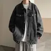 Jaqueta jeans masculina na cor amarelo-lama, corte solto, acabamento lavado, estilo retro americano, design casual, com uma gola de lapela estilosa, adequada para primavera e outono