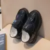 Zapatos Negros de Piel con Cierre Mágico de Estilo Nuevo para Otoño, Invierno y Primavera para Niños, Zapatos Transpirables de Estilo Británico con Forro de Felpa, sin Cordones, para Niños Pequeños y Niños