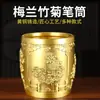 Porta-canetas de latão com ameixa, crisântemo, bambu e orquídea, decoração em relevo, quatro tesouros do escritório, decoração