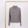 Jaqueta LULU DF com gola alta, zíperes duplos dourados e logo, em estoque para entrega imediata, adequada para esportes, fitness e moda