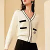 Nuevo cárdigan de punto ajustado con flores de cuentas de industria pesada de color de contraste para otoño e invierno, abrigo elegante corto estilo Chanel para mujer