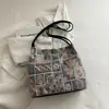 Bolso nuevo de hombro y cruzado geométrico floral bordado estilo chino, bolso tipo cubo versátil de moda estilo étnico para mujer