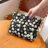 Bolsa de Cosméticos Pequeña Bordada con Margarita Fresca Estilo Ins Alto Valor de Color Bolso de Mano Vintage Bolsa de Almacenamiento de Gran Capacidad