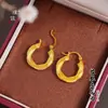 El mismo estilo que los pendientes de anillo Mobius de oro cepillado de la joyería, pendientes de aro retorcidos de estilo chino, simples y elegantes, un regalo para una novia