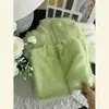 Os tops da moda deste ano, estilosos, retrô, de corte solto e suaves, são macios, aconchegantes e sem esforço chiques, oferecendo um visual jovem com um suéter verde para o outono.