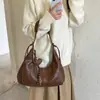 Elegante bolso de hombro retro de gran capacidad para mujer, un bolso tote de alta gama adecuado para ir al trabajo, versátil y con un diseño texturizado, perfecto como bolso de axila