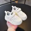 Nova Coleção Primavera 2026 Sapatos Infantis de Painel de Couro Tênis Esportivo para Meninos Estilo Coreano Solado Macio Sapatos Brancos para Meninas 1-6 Anos