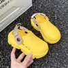 Sapatos abertos estilosos para crianças para uso ao ar livre, sandálias perfuradas para meninos e meninas com solas grossas, sandálias respiráveis de praia de uso duplo com velcro