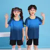 Nova Roupa Esportiva Traje de Badminton para Meninos e Meninas, Uniformes de Tênis de Mesa e Tênis de Secagem Rápida com Manga Curta, Uniformes de Vôlei com Números Impressos