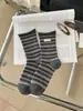 Calcetines de mujer hasta la pantorrilla con rayas anchas, diseño de bloques de color, textura acanalada, en un estilo retro, preppy y coreano, versátiles para otoño e invierno
