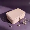 Nueva Caja de Joyería de Cuero Vintage de Temporada Bolsa Portátil para Guardar Accesorios Caja de Exhibición Anti-Oxidación para Gomas del Cabello, Pulseras, Pendientes