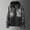 Roupas Masculinas Europeias de Alto Padrão Primavera e Outono 2026 Nova Jaqueta com Capuz Masculina Leve de Luxo Estampada Tendência Top Masculino
