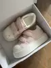 Tênis de outono para meninas com velcro e sola grossa, sapatos brancos infantis versáteis, mocassins, sapatos casuais para estudantes, tênis para crianças