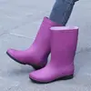Botas de lluvia de caña alta, gruesas y a la moda, impermeables y antideslizantes, botas de lluvia de goma, forradas para abrigar, adecuadas para adultos y mujeres