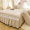 Juego de tres piezas de falda de cama acolchada impermeable de fibra de soja 100% algodón Clase A, color sólido con ribete de encaje, protector a prueba de orina, protector antideslizante