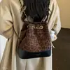 Mochila de ante de gran capacidad, bandolera, otoño 2026, estampado de leopardo de terciopelo, para el trabajo, bolso de mano para mujer, de un solo hombro a la moda, modelo nuevo