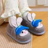 Pantuflas de algodón EVA para invierno, con un lindo diseño de conejo policía, son cálidas, forradas de felpa y adecuadas tanto para niños como para niñas, así como para que padres e hijos las usen en casa.. También son antideslizantes y tienen una suela gruesa