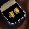 Pendientes Dorados Pequeños Frescos de Flor de Primavera y Verano para Mujer Pendientes Dulces de Copo de Nieve de Nicho Joyería para Orejas de Moda Elegante de Gama Alta