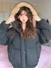 Jaqueta de Algodão com Capuz e Gola de Pelo Estilo High Street Americana para Homens e Mulheres, Quente e Versátil para Outono e Inverno, Marca Moderna Jaqueta Pão para Casais