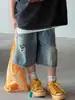 Calça Jeans de Verão Infantil 2026 Estilo Fino de Cinco Pontos para Crianças Pequenas e Médias, Jeans Rasgado Novo Estiloso para Meninos, Shorts da Moda