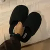 Pantuflas peludas Nanbowan para mujer, otoño e invierno, de punta cerrada, antideslizantes, para uso en interiores en casa, silenciosas, pantuflas sencillas de algodón para parejas
