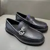 2026 Venda Quente Transfronteiriça Sapatos Sociais Genuínos de Couro Frgm Masculino Mocassins com Fivela de Metal Multicor Fornecimento Direto