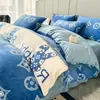 Conjunto de cama de quatro peças genuíno, espesso e confortável para o inverno, apresentando um esquema de cores cremoso e tecido macio de veludo de bebê; também disponível como um conjunto de três peças em fleece de coral