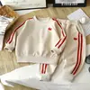 Conjunto de Moletom Bordado Infantil, Novo Estilo Outono, Meninos e Meninas, Algodão Casual Cachorro Listra Vermelha Esportivo Conjunto de Duas Peças