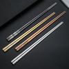 Palillos Creativos Chinos Xiangyun Acero Inoxidable 304 Chapados en Oro Palillos Cuadrados Huecos Antideslizantes de una Pieza para el Hogar Caja de Regalo