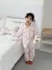 Conjunto de loungewear infantil de lã e seda, novo conjunto de pijama de desenho animado outono/inverno, conjunto de duas peças, disponível para personalização e produção para crianças mais velhas