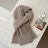 JM ofrece venta al por mayor de fábrica de bufandas de punto a rayas para mujer, perfectas para el invierno. Estas bufandas de estilo coreano son versátiles, están hechas de una mezcla de lana coreana y son gruesas para mayor calidez.