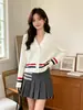O novo cardigã de malha de lã feminino da TB é casual e emagrece, com uma faixa trançada de três cores e um design de gola V em lã