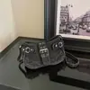Bolsa de ombro estilo jeans retrô americano, perfeita para o dia a dia, com um design estiloso e único apresentando enfeites de fivela de metal, uma bolsa de ombro para mulheres