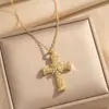 Colar com Pingente de Cruz Microcravejado em Zircônia Novo Estilo Europeu e Americano Luxo Leve Design de Nicho de Alta Qualidade Fabricante Venda Direta no Atacado